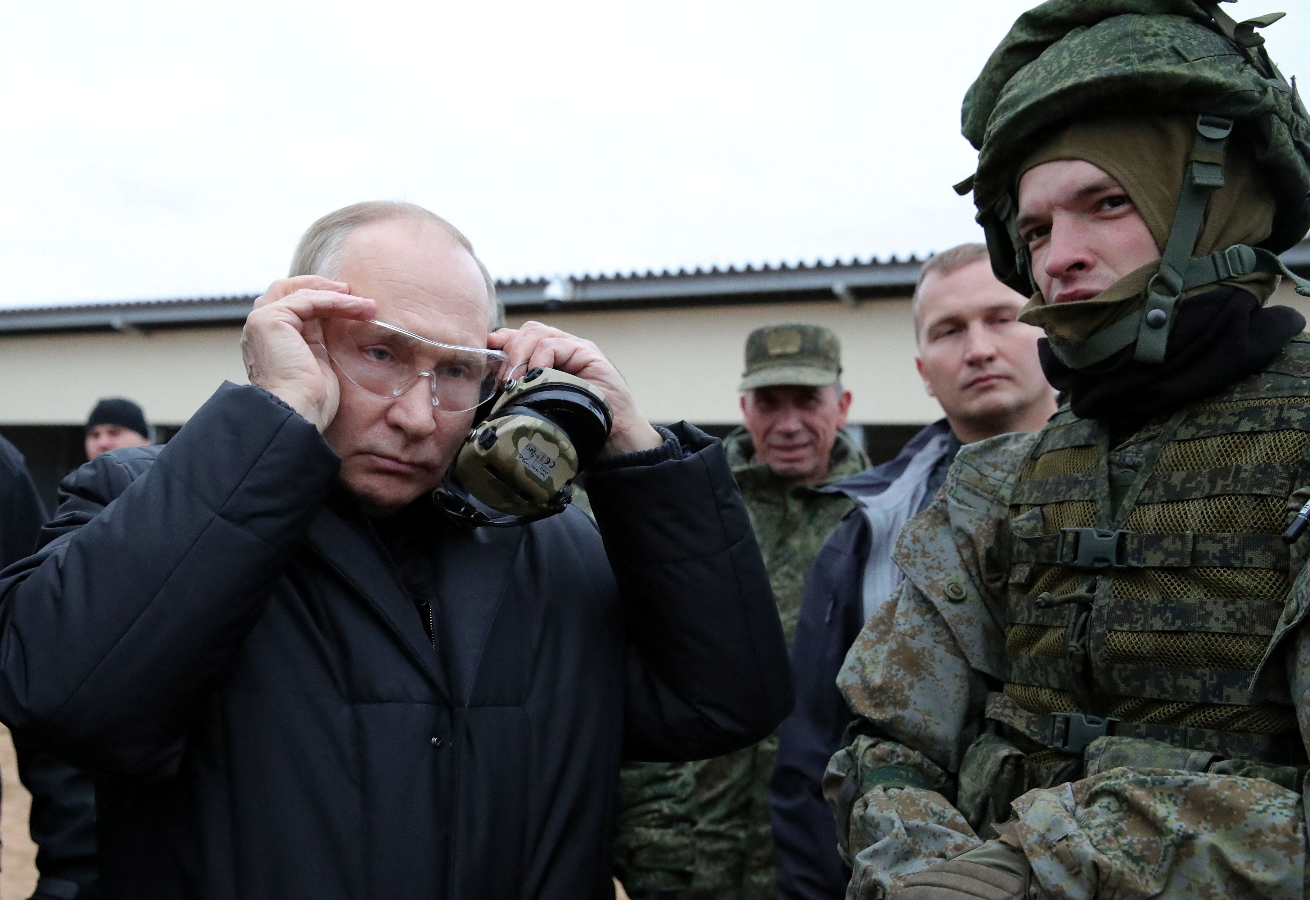 Russian President Vladimir Putin visits a military training center for mobilized reservists in the Ryazan region.  Sputnik/Mikhail Klimentyev/Kremlin via REUTERS