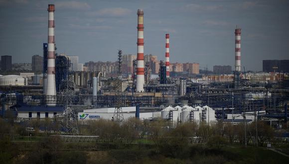 La imagen muestra la refinería del productor de petróleo ruso Gazprom Neft, en las afueras del sureste de Moscú, el 28 de abril de 2022. Foto: 
Natalia KOLESNIKOVA / AFP