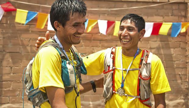 El atleta(izquierda) logró completar la prueba de los 80 kilómetros con un tiempo de 9 horas y 52 minutos.