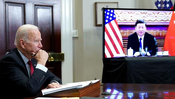 El presidente de Estados Unidos, Joe Biden, se reúne con el presidente de China, Xi Jinping, durante una cumbre virtual desde el Salón Roosevelt de la Casa Blanca en Washington, DC, el 15 de noviembre de 2021. (MANDEL NGAN / AFP).