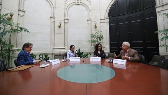 Jaime de Althaus, Alicia del Águila y Juan Paredes Castro participaron en la mesa redonda que se realizó en la sede de El Comercio y que fue moderada por la editora adjunta de Política, María Alejandra Campos. (El Comercio)