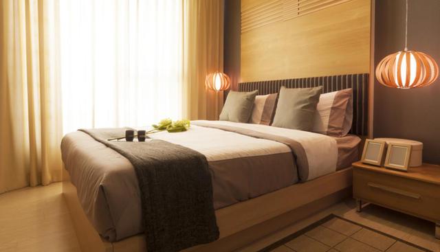 No exageres. La sensualidad está en la simpleza de la habitación y te alejará del cliché de habitación romántica de hotel. Elije bien las texturas y colores para generar un espacio de calma pero con mucho estilo. (Foto: Shutterstock)