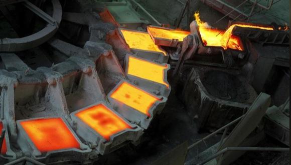 El proceso de fabricación de cátodos de cobre en la fundidora Ventanas de la estatal Codelco en Ventanas, Chile, ene 7, 2015. Foto: (Reuters/Rodrigo Garrido)
