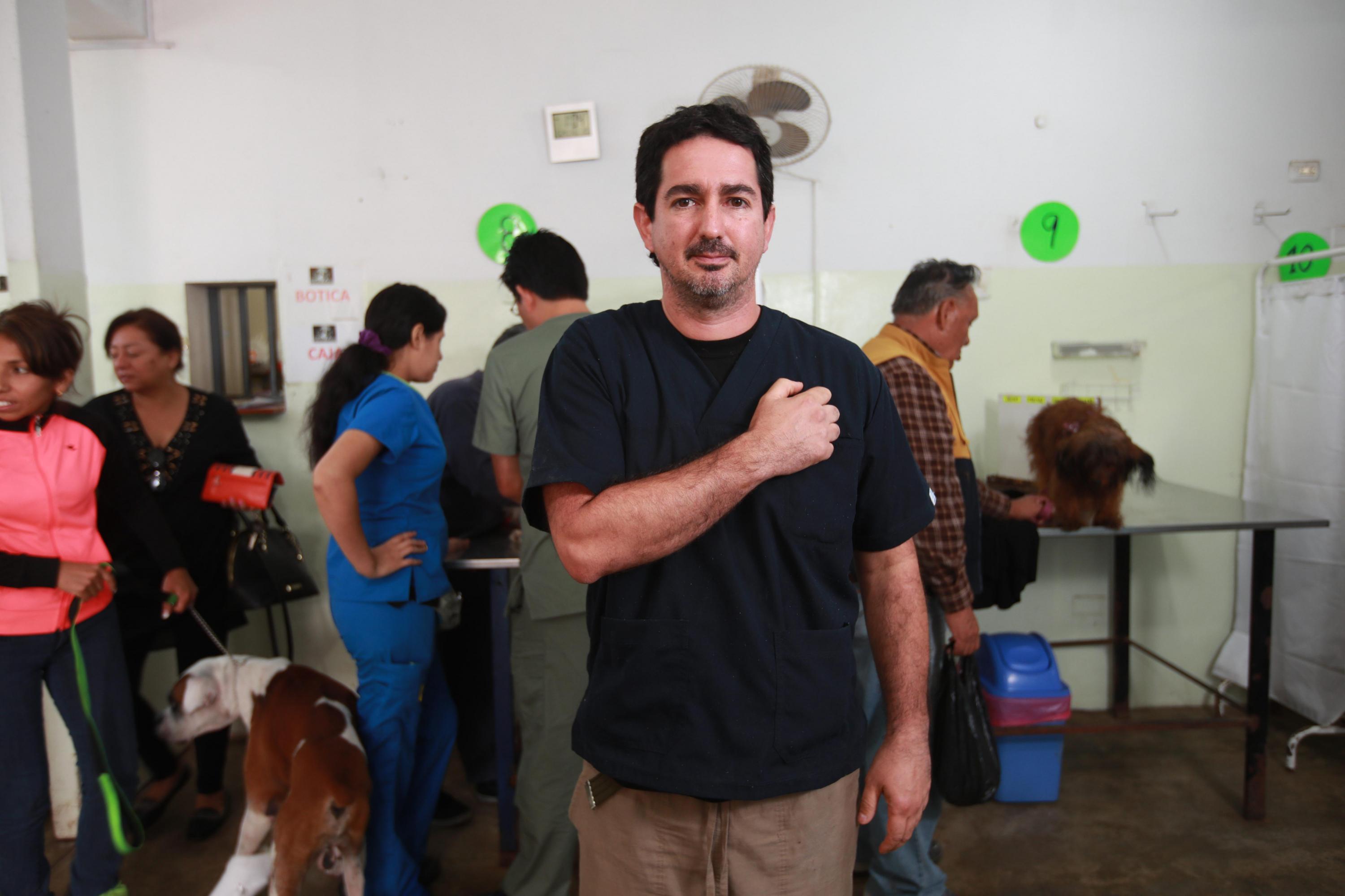 El veterinario Francisco Bryce se estableció en Villa El Salvador hace 10 años para poder atender casos sociales. (Foto: Juan Ponce)
