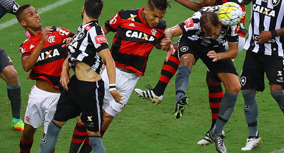Paolo Guerrero pudo ser el héroe del Flamengo en el clásico ante Botafogo. Sin embargo, el delantero peruano se apuró y le pegó de volea, perdiendo una chance. (Foto: Getty Images)
