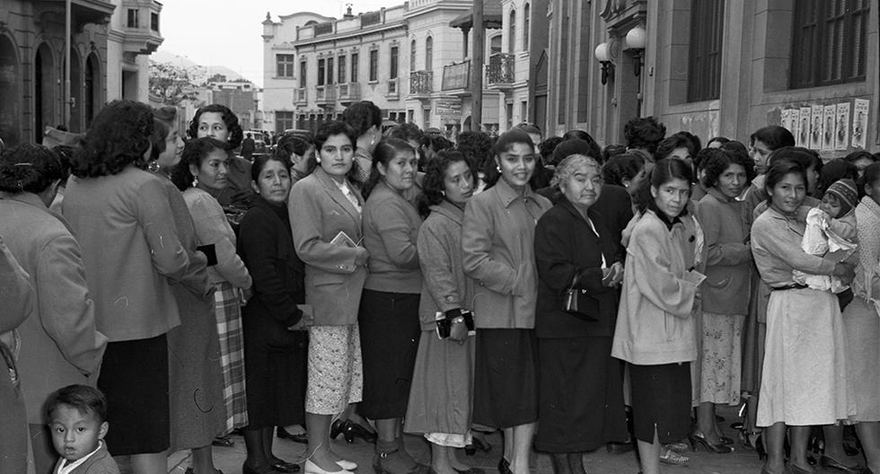 Mujeres peruanas en plena fila para ir a votar en1956. (Foto: GEC Archivo Histórico)
