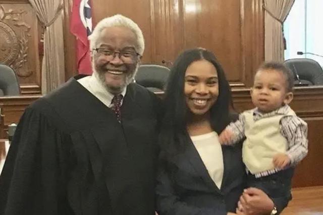 Juez sostiene al hijo de una abogada mientras hace la juramentación. (Facebook |&nbsp;Juliana Lamar)<br>