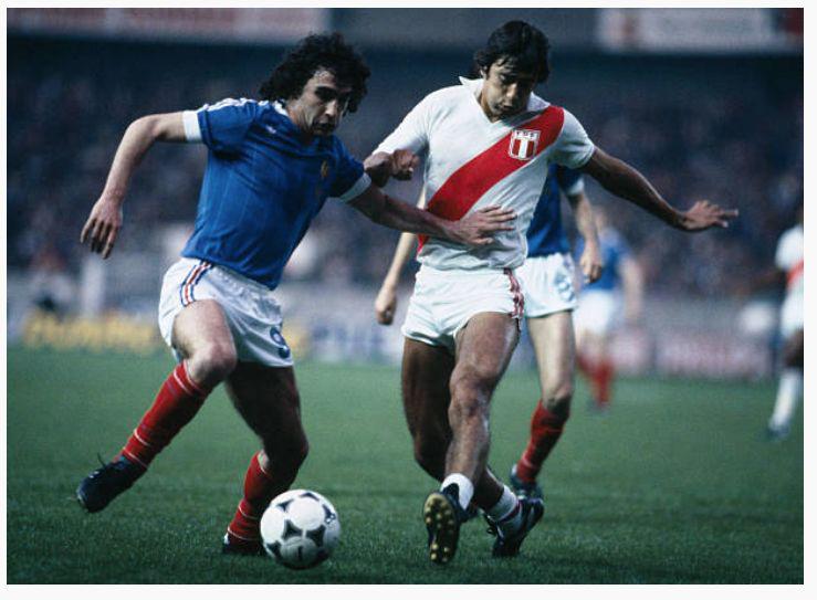 Leguía ante Rocheteau. (Foto: Revista Onze)