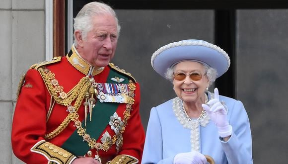 Imagen de archivo | La Reina Isabel II (derecha) de Gran Bretaña se encuentra con el Príncipe Carlos, Príncipe de Gales de Gran Bretaña para ver un vuelo especial desde el balcón del Palacio de Buckingham después del Desfile del Cumpleaños de la Reina, el Trooping the Colour, como parte de las celebraciones del jubileo de platino de la Reina Isabel II, en Londres el junio 2 de febrero de 2022.  (Foto de Daniel LEAL / AFP)