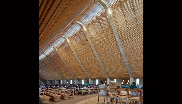 La Catedral Kericho, en Kenia, la cual destaca por los listones de madera que revisten el techo. El diseño es de John McAslan + Partners with Triad Architects. (Foto: Difusión)