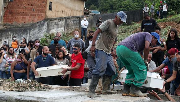 Entierro de una de las víctimas de los deslaves en Petrópolis, Debora Listenberg, de 22 años, y sus hijos Heloise, de 2, y Gustavo, de 5.