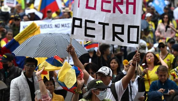Manifestantes participan en una marcha contra el gobierno del presidente colombiano Gustavo Petro en Bogotá el 16 de agosto de 2023. (Foto de Raul ARBOLEDA / AFP)