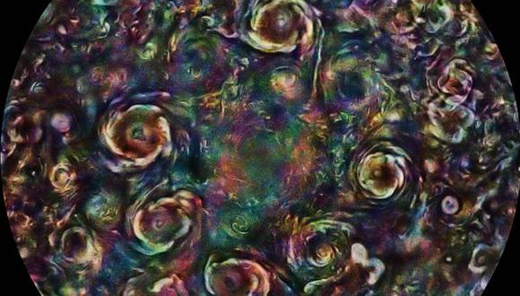 La imagen retocada con colores llamativos muestra varias tormentas en Júpiter. (NASA)
