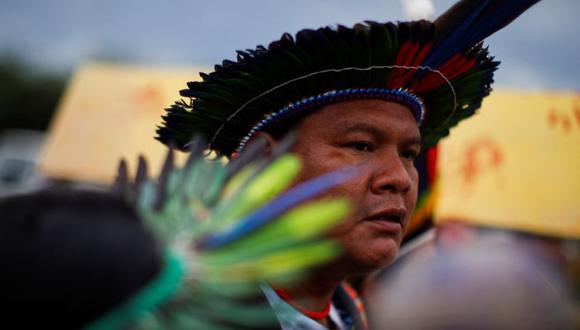 Mauricio Yanomami marcha para protestar contra el presidente de Brasil, Jair Bolsonaro, y por la demarcación de tierras y el aumento de la extracción de oro en territorios indígenas en Brasilia, Brasil.