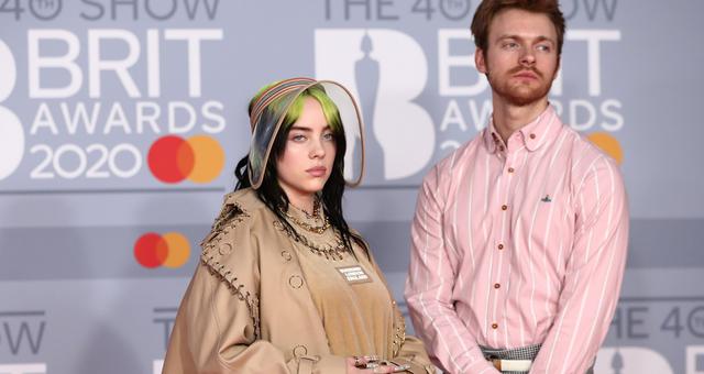 Billie Eilish y Finneas O'Connell durante su paso por la alfombra roja de los Brit Awards 2020.