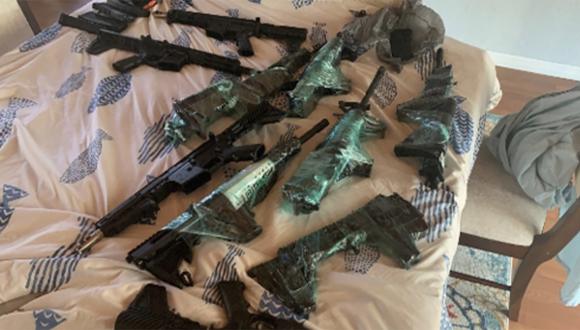 Varias armas de fuego que supuestamente los sospechosos vendieron a agentes encubiertos a finales de 2021. (Foto de la Procuraduría de los Estados Unidos para el Distrito Medio de Florida)