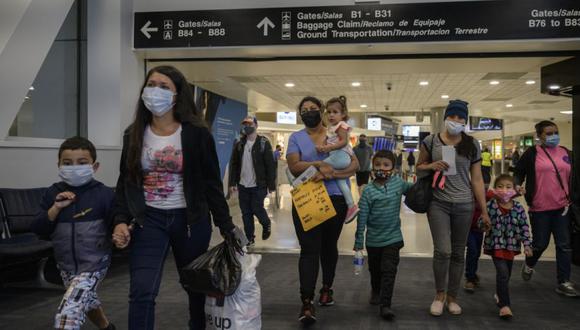 Guatemaltecos, extranjeros residentes, miembros del cuerpo diplomático y tripulantes de aeronaves podrán ingresar al presentar carné de vacunación o prueba PCR negativa de covid. (Foto referencial: Archivo/ Ed JONES / AFP).