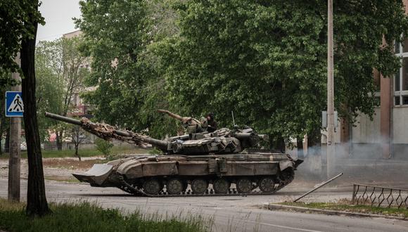 Un tanque ucraniano se desplaza por una calle durante un bombardeo en Severodonetsk, este de Ucrania, el 18 de mayo de 2022. (Yasuyoshi CHIBA / AFP).