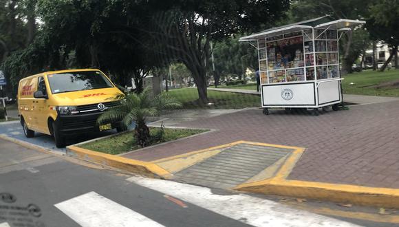 Transporte de la empresa DHL se estacionaba en lugar para personas discapacitadas. (Foto: WhatsApp El Comercio)