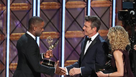 Sterling K. Brown recibió el Emmy de manos de Dennis Quaid. (Foto: Reuters)