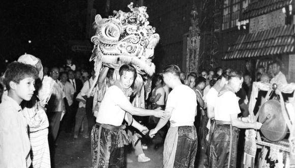 Foto de la danza del dragón tomada el 25 de febrero de 1963. (Foto: Archivo de El Comercio)