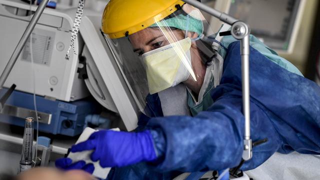 Una enfermera atiende a un paciente de COVID-19 en un hospital de Bélgica. (Foto: Minsa / AFP)