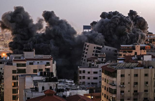 El humo sale tras un ataque aéreo de Israel contra el complejo de edificios de Hanadi, en la ciudad de Gaza, controlada por el movimiento palestino Hamas. (Foto de MAHMUD HAMS / AFP).