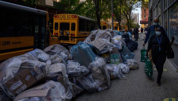 Bolsas de basura apiladas en una calle de Manhattan luego de una desaceleración en la recolección de basura por parte de trabajadores descontentos con las vacunas obligatorias impuestas por el alcalde Bill de Blasio, en Nueva York. (Foto: Ed JONES / AFP).