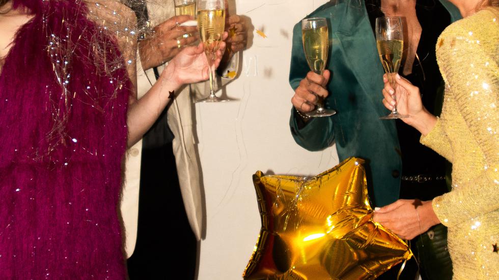 Que te quedes en casa no significa que no puedas arreglarte y lucir tus mejores prendas. Alístate como si fueras a la fiesta más glamorosa de la ciudad y disfruta esta última noche del 2022. (Foto: Getty Images).