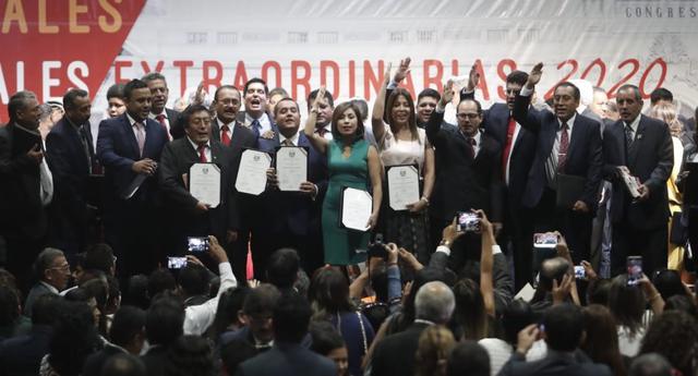 Sin muchos rostros conocidos, los miembros de Acción Popular, la primera minoría, subieron al escenario para tomarse una foto grupal. (Foto: César Campos/ GEC)