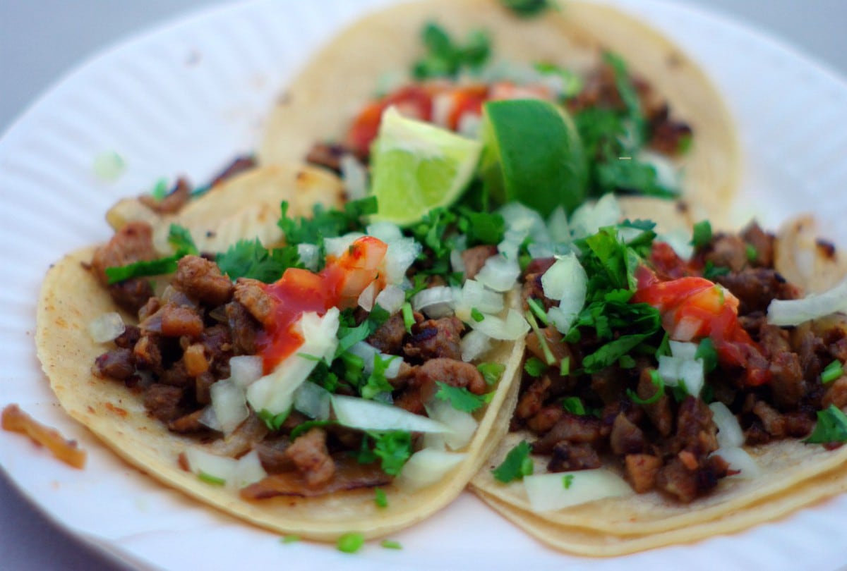 Un plato de tacos durante las celebraciones del 5 de mayo. (Gwyn Fisher | Flickr)