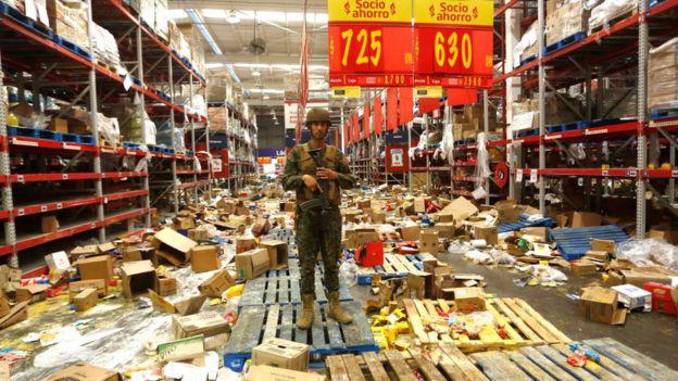 Muchos negocios han quedado destruidos por los saqueos. Foto: Getty images, vía BBC Mundo