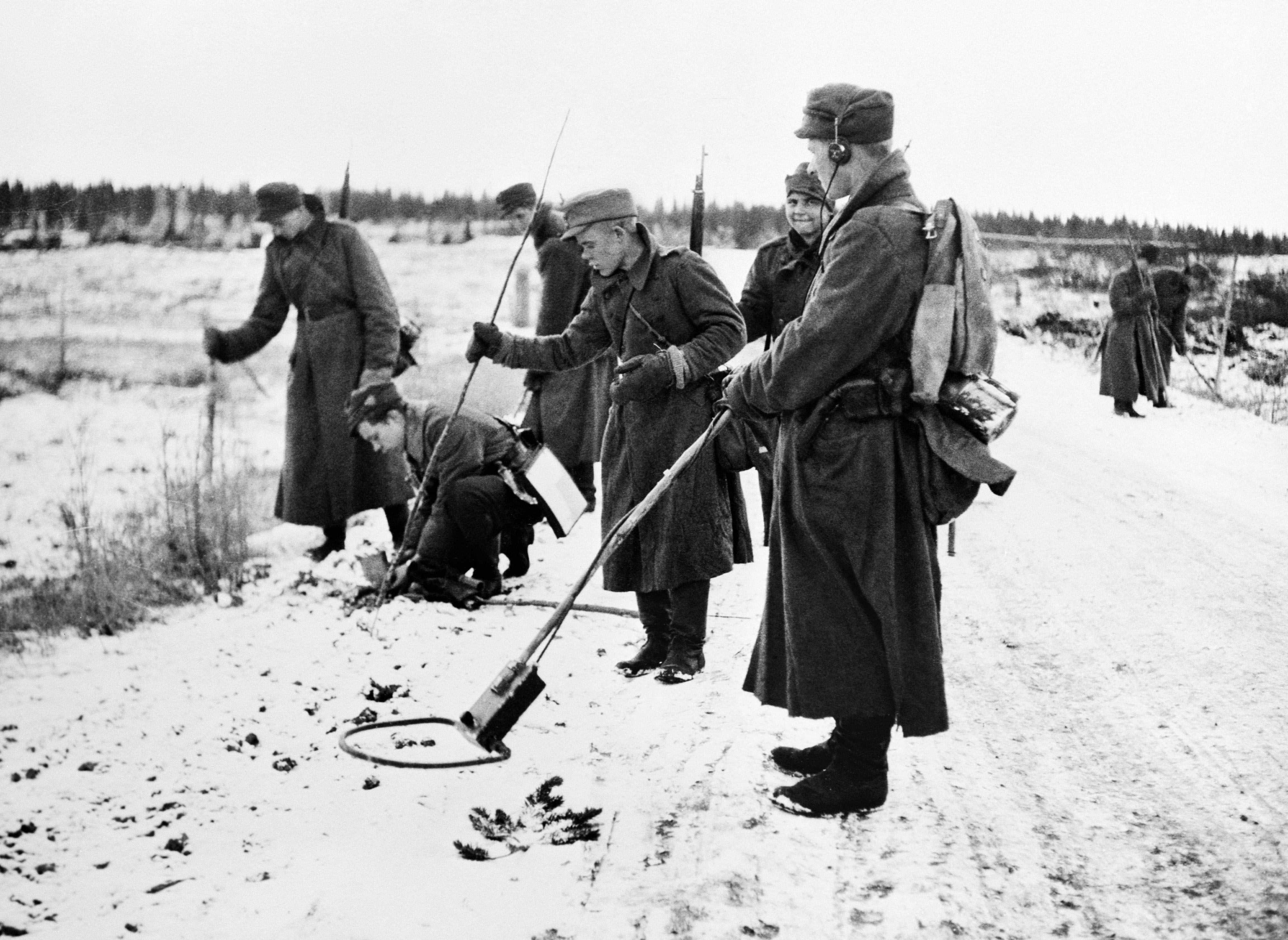 Finnish soldiers search for mines on November 6, 1944. (AFP PHOTO/LEHTIKUVA).