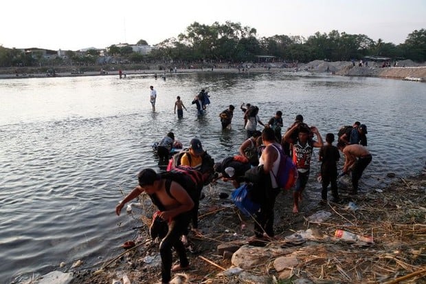 Más de 400 inmigrantes centroamericanos de la caravana fueron detenidos en México tras cruzar el río fronterizo (Foto: AFP)