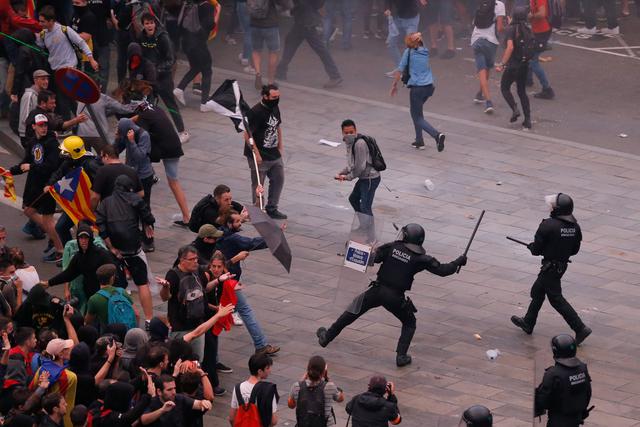 La policía de Barcelona arremete contra manifestantes independentistas que ocuparon el aeropuerto El Prat. (AFP / Pau Barrena).