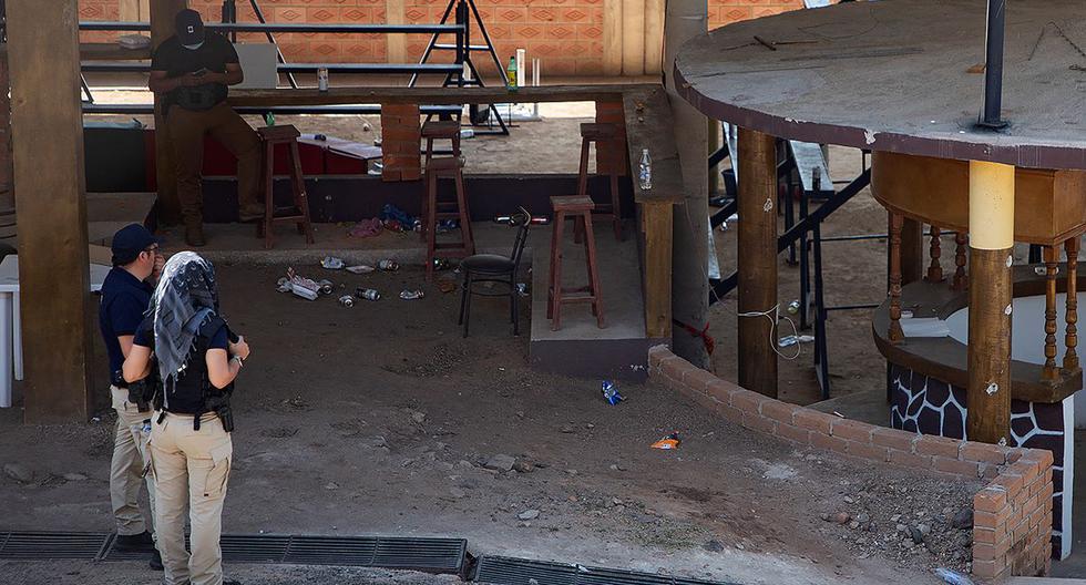Miembros de la fiscalía son vistos en el predio donde se realizan peleas de gallos ilegales y donde al menos 20 personas fueron asesinadas en el municipio de Zinapecuaro, Estado de Michoacán, México. (ENRIQUE CASTRO / AFP).