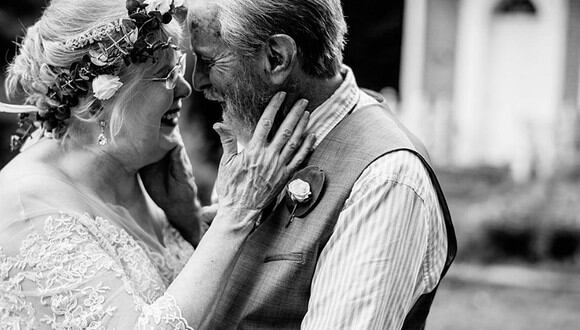 60 años después volvieron a vestirse tal cual lo hicieron en el día de su boda, solo que ahora ella tiene 78 y él 83. (Foto: Facebook @Abigail Gingerale Photography)