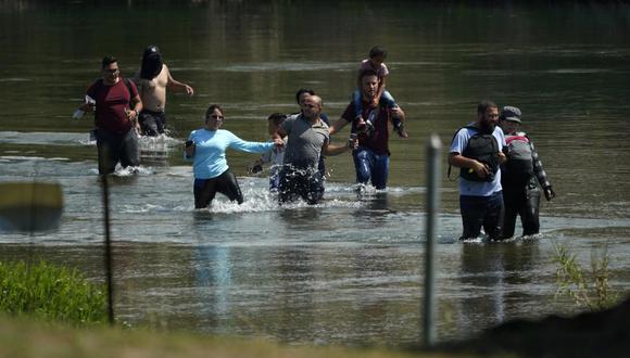 Un grupo de migrantes cruza el Río Bravo cerca de Del Río, Texas, el 16 de junio del 2021. (Foto AP/Eric Gay).
