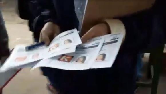 Se denunció esta mañana que 87 actas fueron manipuladas por un personero de Perú Libre en un local de votación en Carabayllo (Fuente: captura de video de Facebook)