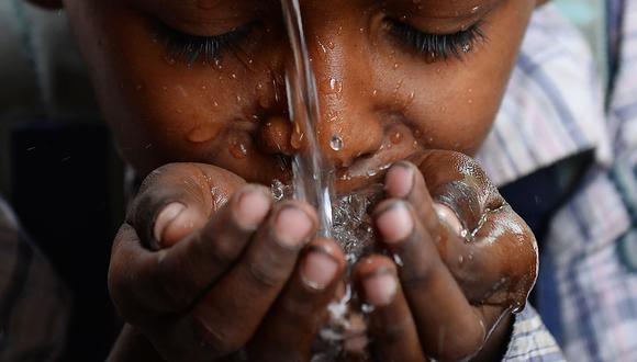 OMS recomienda a las compañías abastecedoras de agua y a los reguladores estatales que den prioridad a la eliminación de los patógenos. (Foto: AFP)