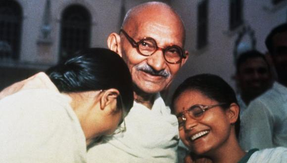 Gandhi con sus nietas Manu (izq.) y Abha (der.) (Foto: BETTMANN/GETTY IMAGES)