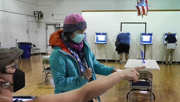 Mónica Rojas recibe instrucciones en su camino para emitir su voto en el Centro Comunitario Sabathani durante las elecciones municipales el martes 2 de noviembre de 2021 en Minneapolis.  (David Joles / Star Tribune vía AP).
