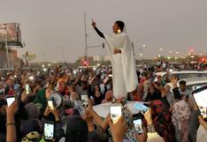 La "reina nubia", la desconocida que se convirtió en ícono de las protestas en Sudán