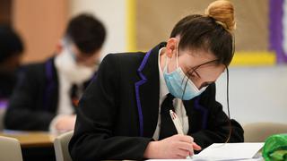 Reino Unido estudia vacunar contra el coronavirus a los niños al inicio del próximo curso escolar