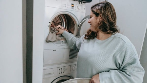 Por qué no es recomendable dejar la ropa en la lavadora toda la
