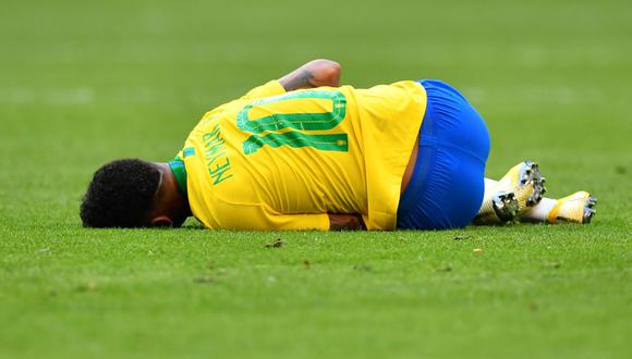 México vs. Brasil: Neymar se revolcó de dolor luego de un pisotón de Layún. (Foto: EFE)