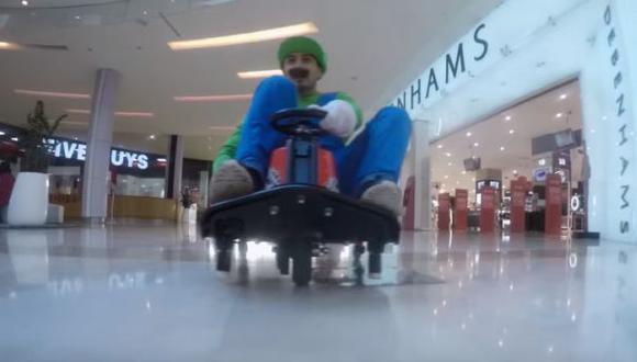 Personajes de Mario Kart compiten en centro comercial [VIDEO]