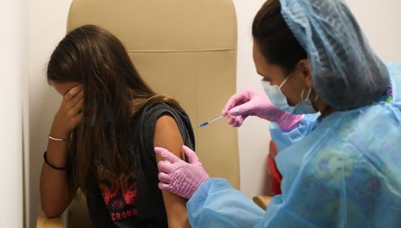 Una niña recibe la vacuna contra la covid-19, en una fotografía de archivo.