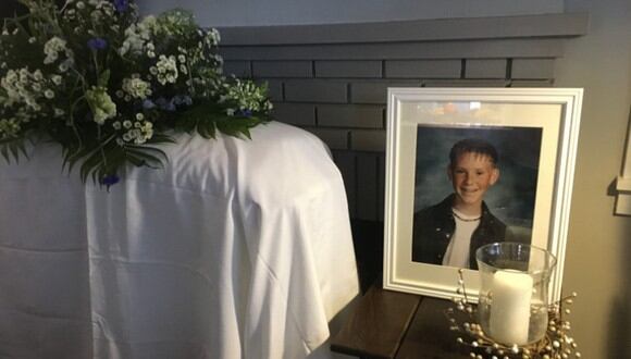 Eli McCann fue sorprendido en su cumpleaños número 33 con la simulación de su propio funeral. (Foto: @EliMcCann / Twitter)
