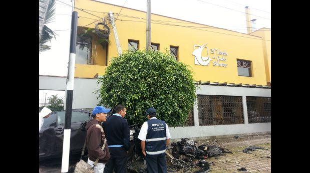 Dos heridos y un poste inclinado deja un choque en Lince - 1